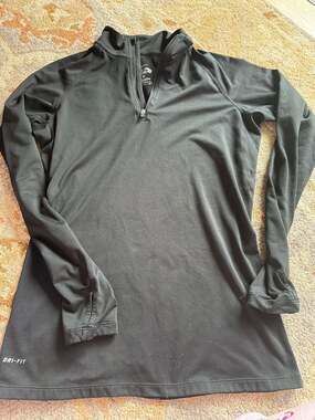 Nike Pro Combat Dri-FIT women’s Quarter-Zip Fitted Long Sleeve Shirt with Thumbh